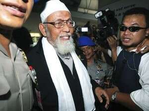 אבו בכר באשיר אחרי מעצרו. אבו בכר באשיר אחרי מעצרו.