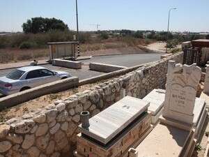 החניה חסומה. המשטרה החליטה על הסרת הבטונדות באופן מיידי החניה חסומה. המשטרה החליטה על הסרת הבטונדות באופן מיידי