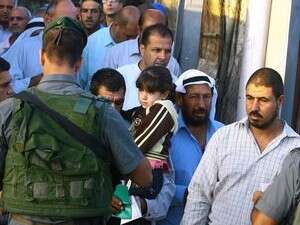 פלסטינים וחיילים במחסום ליד בית לחם. פלסטינים וחיילים במחסום ליד בית לחם.