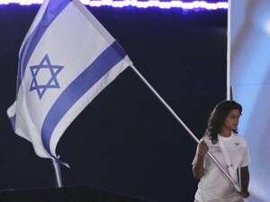 נעמי כהן נושאת את דגל ישראל בפתיחת אולימפיאדת הנוער נעמי כהן נושאת את דגל ישראל בפתיחת אולימפיאדת הנוער