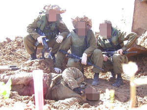 חיילי צה''ל מצטלמים עם פלסטיני פצוע או הרוג חיילי צה''ל מצטלמים עם פלסטיני פצוע או הרוג