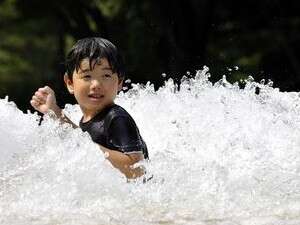 ילד יפני מנסה להתקרר במים. ילד יפני מנסה להתקרר במים.
