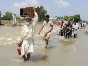 תושבים פקיסטנים נמלטים מהשיטפונות. תושבים פקיסטנים נמלטים מהשיטפונות.
