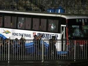 כוחות קומנדו ליד האוטובוס החטוף במנילה. כוחות קומנדו ליד האוטובוס החטוף במנילה.