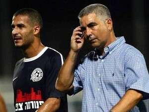 פרדי דוד בסיום ההפסד. חילופי דברים עם סנסוני פרדי דוד בסיום ההפסד. חילופי דברים עם סנסוני