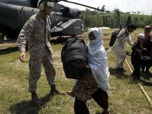 חייל אמריקאי מחלק סיוע בפקיסטן. חייל אמריקאי מחלק סיוע בפקיסטן.