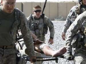 פינוי של חייל אמריקאי פצוע. פינוי של חייל אמריקאי פצוע.
