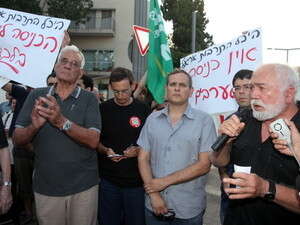 הפגנת השמאל. מימין: סובול, אופנהיימר, הורוביץ, חנין ואורון הפגנת השמאל. מימין: סובול, אופנהיימר, הורוביץ, חנין ואורון