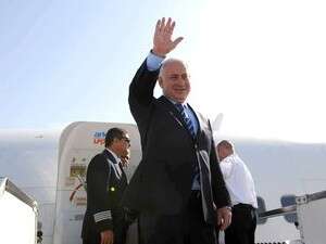 בנימין נתניהו בפתח המטוס לוושינגטון בנימין נתניהו בפתח המטוס לוושינגטון