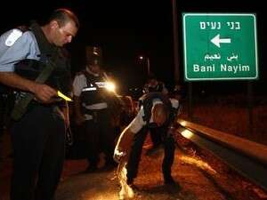 שוטרים בוחנים את זירת פיגוע הירי דרומית לחברון, הלילה. שוטרים בוחנים את זירת פיגוע הירי דרומית לחברון, הלילה.