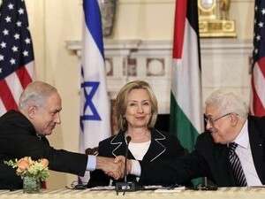 ראש הממשלה בנימין נתניהו, שרת החוץ האמריקאית הילארי קלינטון ויו''ר הרשות הפלסטינית אבו מאזן עם פתיחת השיחות הישירות ראש הממשלה בנימין נתניהו, שרת החוץ האמריקאית הילארי קלינטון ויו''ר הרשות הפלסטינית אבו מאזן עם פתיחת השיחות הישירות