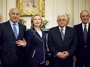 השליח ג'ורג' מיטשל, אבו-מאזן, הילארי קלינטון ובנימין נתניהו השליח ג'ורג' מיטשל, אבו-מאזן, הילארי קלינטון ובנימין נתניהו