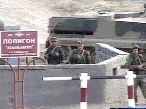 חיילים ליד הבסיס שנפגע בפיגוע בדגסטן. חיילים ליד הבסיס שנפגע בפיגוע בדגסטן.