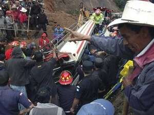 כוחות הצלה ליד אוטובוס שנפגע ממפולת. כוחות הצלה ליד אוטובוס שנפגע ממפולת.