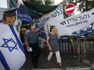 אביבה ונועם שליט מחוץ למעון ראש הממשלה בירושלים, בשבוע שעבר. אביבה ונועם שליט מחוץ למעון ראש הממשלה בירושלים, בשבוע שעבר.