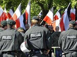 שוטרים מול הפגנה של הימין הקיצוני בגרמניה. שוטרים מול הפגנה של הימין הקיצוני בגרמניה.