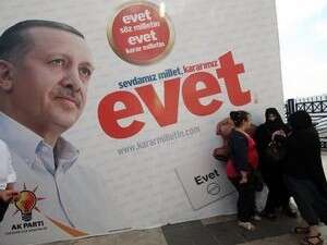 שלט תמיכה בארדואן לקראת משאל העם. שלט תמיכה בארדואן לקראת משאל העם.