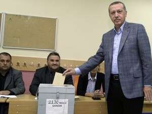 ראש ממשלת טורקיה ארדואן מצביע במשאל העם ראש ממשלת טורקיה ארדואן מצביע במשאל העם