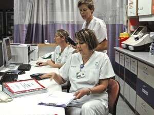 אחיות בבית החולים. למצולמות אין קשר לכתבה. אחיות בבית החולים. למצולמות אין קשר לכתבה.