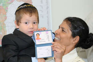 סנדרה סמואל ומוישי הולצברג בטקס קבלת האזרחות סנדרה סמואל ומוישי הולצברג בטקס קבלת האזרחות