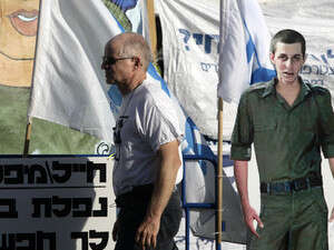 נועם שליט מחוץ למשכן ראש הממשלה. נועם שליט מחוץ למשכן ראש הממשלה.
