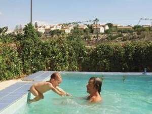 יורם כהן ובנו בבריכה בביתו יורם כהן ובנו בבריכה בביתו