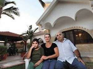 גדעון סבגי ומשפחתו בביתם באופקים גדעון סבגי ומשפחתו בביתם באופקים