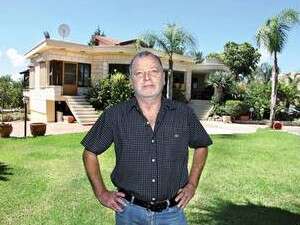 מנהאל מנסור בביתו בעוספיה מנהאל מנסור בביתו בעוספיה