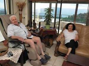 מיקי ונורית רוזן בביתם בצפת מיקי ונורית רוזן בביתם בצפת