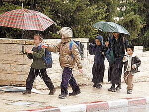 ילדים צועדים בגשם ילדים צועדים בגשם