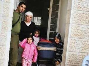 אלירז פרץ עם אשתו שלומית וארבעת ילדיו אלירז פרץ עם אשתו שלומית וארבעת ילדיו