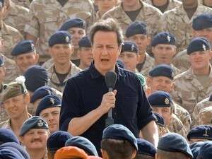 דיוויד קמרון עם חיילים באפגניסטן. דיוויד קמרון עם חיילים באפגניסטן.