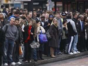 נוסעים ממתינים לאוטובוסים בלונדון נוסעים ממתינים לאוטובוסים בלונדון