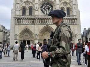חייל ליד קתדרלת נוטרדם בפריז. חייל ליד קתדרלת נוטרדם בפריז.