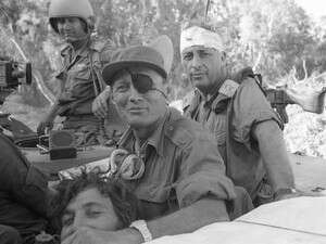 משה דיין ואריק שרון במהלך מלחמת יום כיפור, אוקטובר 1973. משה דיין ואריק שרון במהלך מלחמת יום כיפור, אוקטובר 1973.