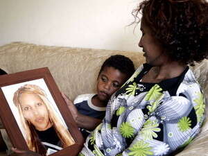 תמונצת הנרצחת מיקה דבב ומשפחתה תמונצת הנרצחת מיקה דבב ומשפחתה