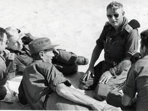 האלוף אדן ומשה דיין במהלך המלחמה האלוף אדן ומשה דיין במהלך המלחמה