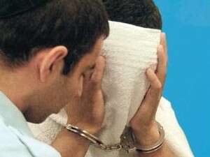 יאיר קאופמן מסתיר את פניו בעת הארכת המעצר (למצולם השני אין קשר לכתבה) יאיר קאופמן מסתיר את פניו בעת הארכת המעצר (למצולם השני אין קשר לכתבה)