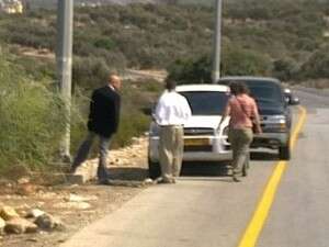 ג'ונתן קולן וחגית עופרן חוזרים למכוניתם ג'ונתן קולן וחגית עופרן חוזרים למכוניתם