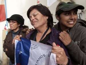 בני המשפחה של אחד הכורים בצ'ילה בני המשפחה של אחד הכורים בצ'ילה