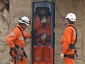 המחלצים מבצעים בדיקות על הקפסולה לפני תחילת מבצע החילוץ המחלצים מבצעים בדיקות על הקפסולה לפני תחילת מבצע החילוץ