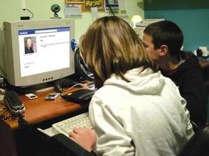 מנגד מחכים לי חיי אינסטנט - רק לצאת לריאיון, ולחזור לחיי השגרה הבטוחים מנגד מחכים לי חיי אינסטנט - רק לצאת לריאיון, ולחזור לחיי השגרה הבטוחים