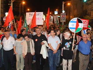 כותב טוב ומעניין מרוב הכותבים. אורי אבנרי בהפגנה למען זכויות אדם במדינה כותב טוב ומעניין מרוב הכותבים. אורי אבנרי בהפגנה למען זכויות אדם במדינה
