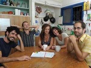 הקומונה. מימין: אודי אסף, איה פינר, זואי קומרין, אלון וולאסקי, שחר ברנר הקומונה. מימין: אודי אסף, איה פינר, זואי קומרין, אלון וולאסקי, שחר ברנר