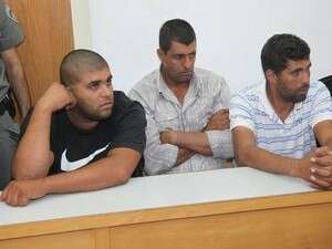 שלושת החשודים בבית משפט השלום ברמלה, בשבוע שעבר. שלושת החשודים בבית משפט השלום ברמלה, בשבוע שעבר.