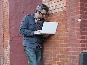 אדם מחובר ל-USB שבקר אדם מחובר ל-USB שבקר