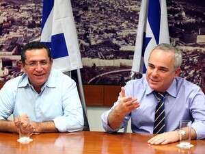 שטייניץ ועיני בשולחן הדיונים שטייניץ ועיני בשולחן הדיונים