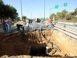 פיצוץ צינור מים בשדרות רוקח בתל אביב. רואים את הבוחרים באופק? פיצוץ צינור מים בשדרות רוקח בתל אביב. רואים את הבוחרים באופק?