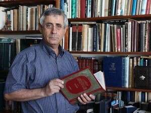 ����� ����