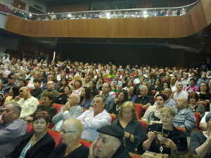 צופים בהצגה בהיכל התרבות באריאל אמש צופים בהצגה בהיכל התרבות באריאל אמש
